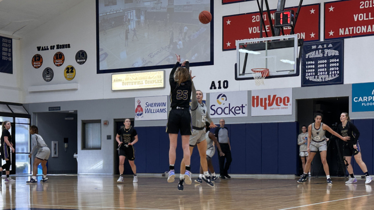 Spartans end UHSP's Tournament run in AMC Semis